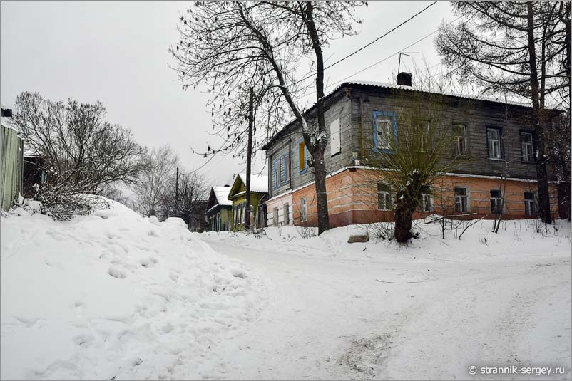 Дома на склонах холмов в городе Владимире