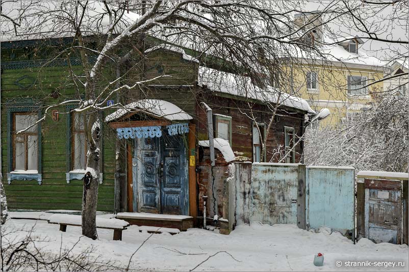Деревянные избы в центре старого города Владимира