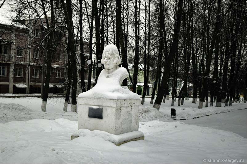 памятник Гоголю во Владимире зимой