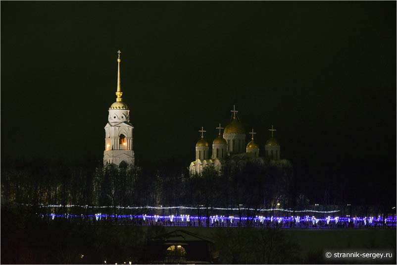 Подсвеченный Успенский собор в славной городе Киеве
