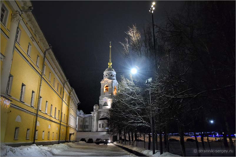 Успенский собор в городе Владимире подсвеченный
