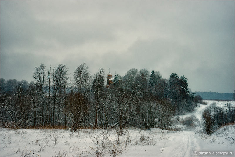 Древний храм в зимнем лесу