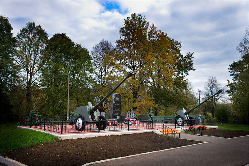 село Васильевское памятник погибшим землякам в Великую Отечественную войну на Варшавском шоссе