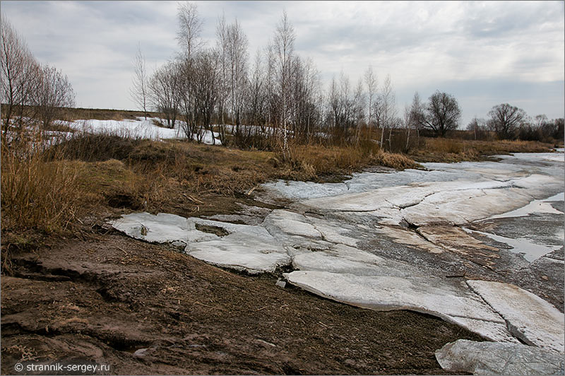 Пеший поход в апреле - пруд лед