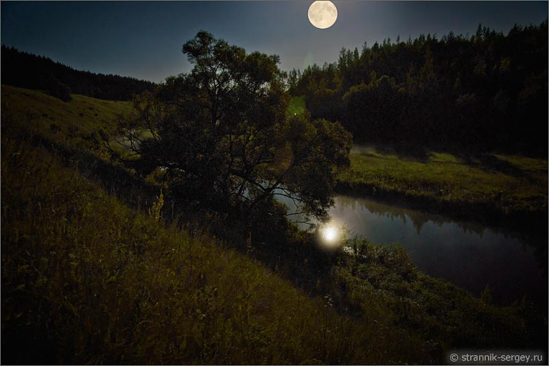 Лунная ночь полнолуние  туман река над лесом отражение луны в реке