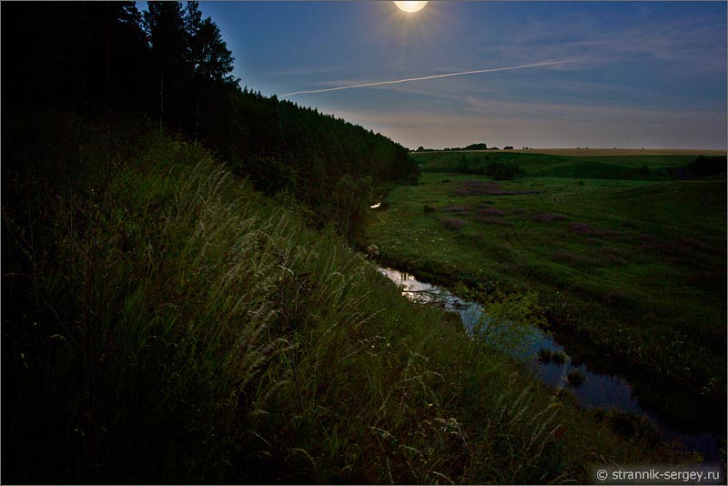 Лунная ночь полнолуние фото картина высокий холм река луга поля