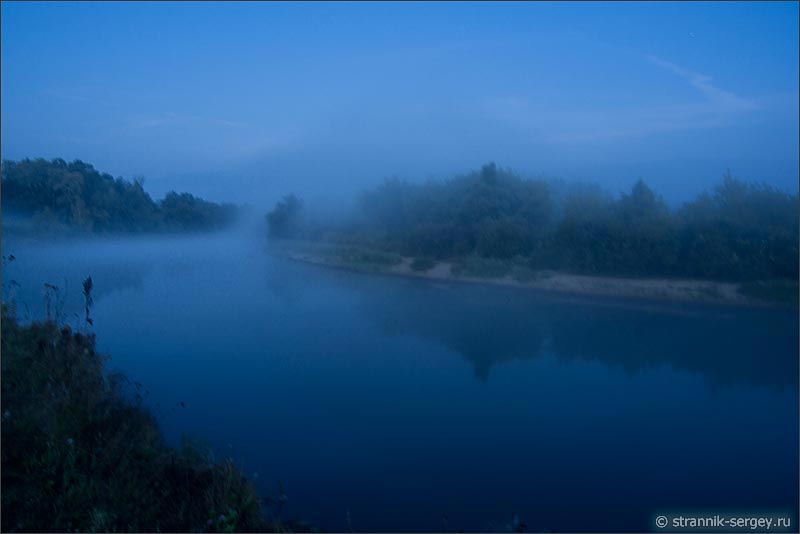 Рассвет река синий туман берег луга леса отмель