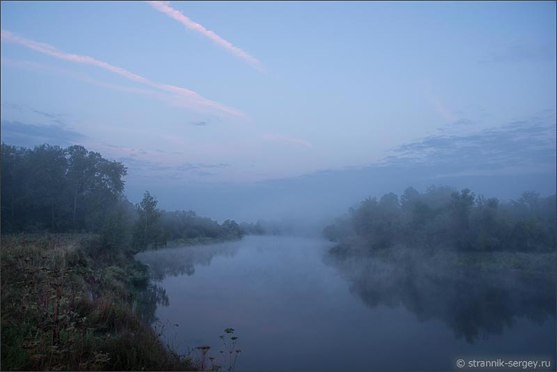 Рассвет река розовые облака туман луга леса
