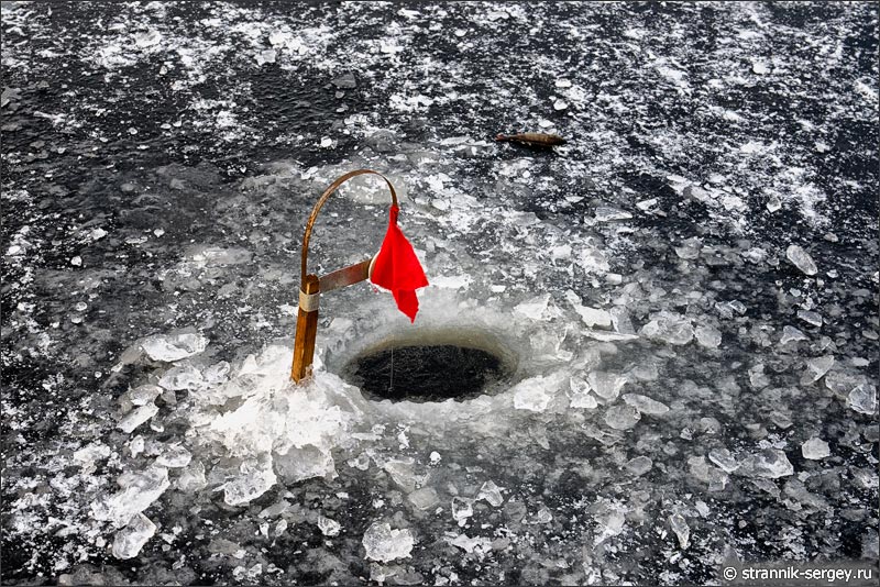 Замерзшее озеро лунки во льду жерлицы ловля щук