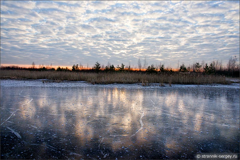 Отражения облаков на льду замерзшего озера