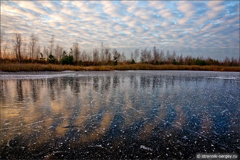 Отражения облаков на льду замерзшего озера