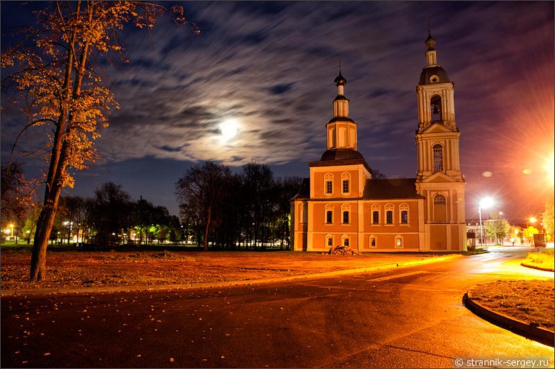 Фото достопримечательности Углича - Казанской церкви вечером