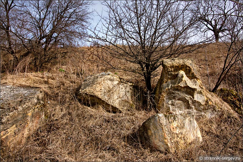 Камни-скалы на берегу реки весной 