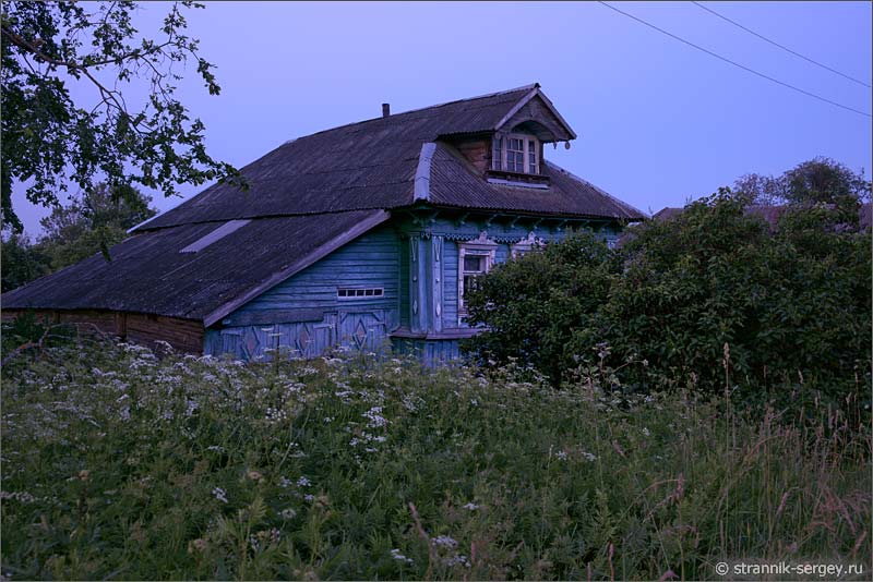 старый деревянный дом в селе Апухтино фото