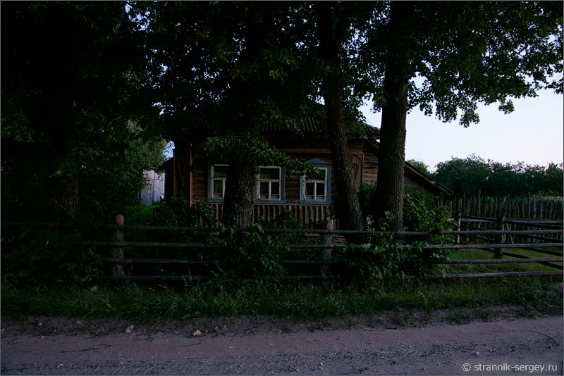 Фото деревянного дома в селе Апухтино под липами
