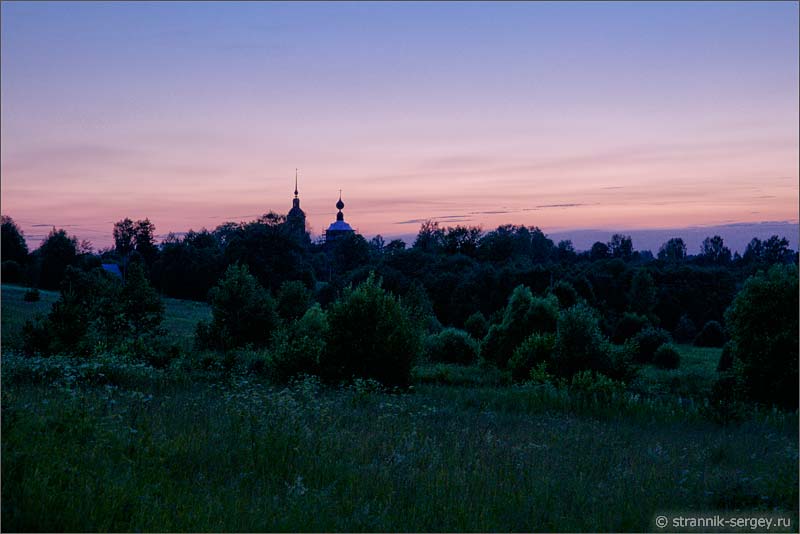 Фото церкви в селе на закате