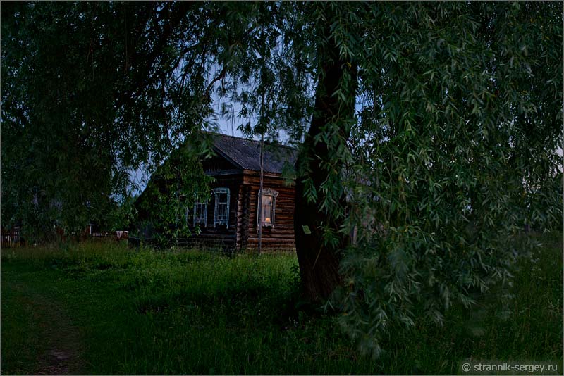 Деревенские дома ранним утром фото