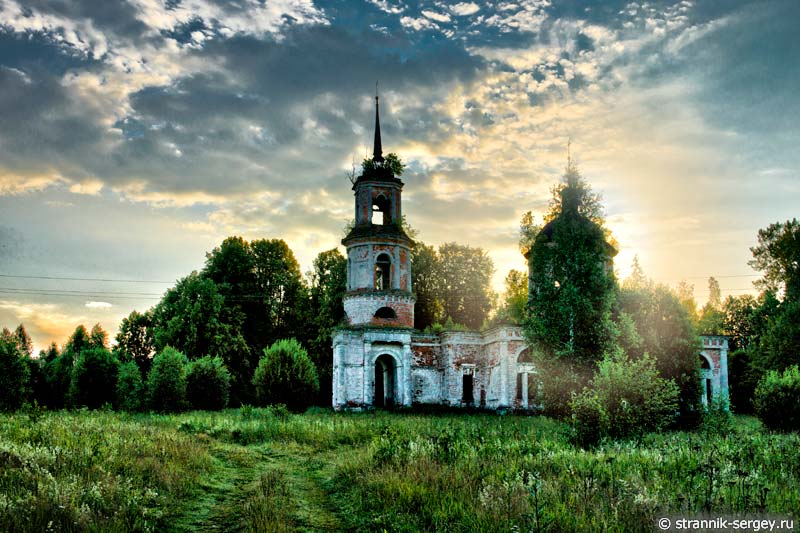 Дворянская усадьба, усадебный парк, старая церковь на берегу реки Нерль в Елпатьево