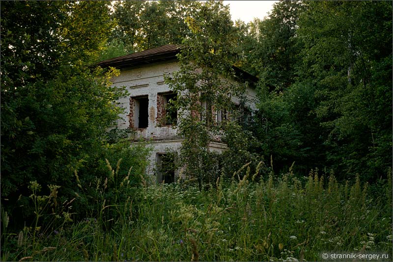 Руины усадьбы в усадебном парке в Елпатьево