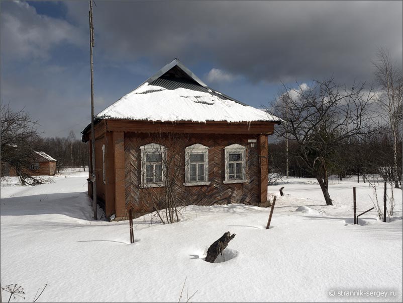 Старый деревянный дом в деревне Тукалинка