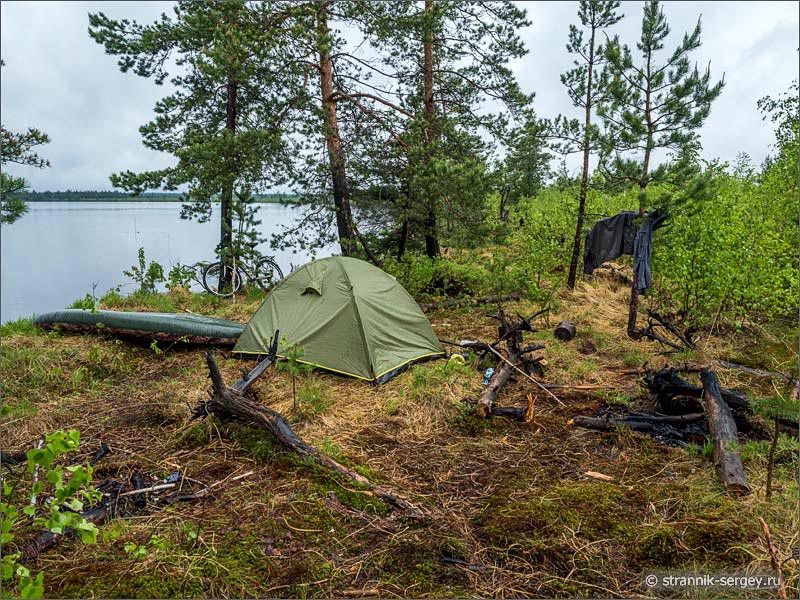 Лагерь на берегу лесного озера