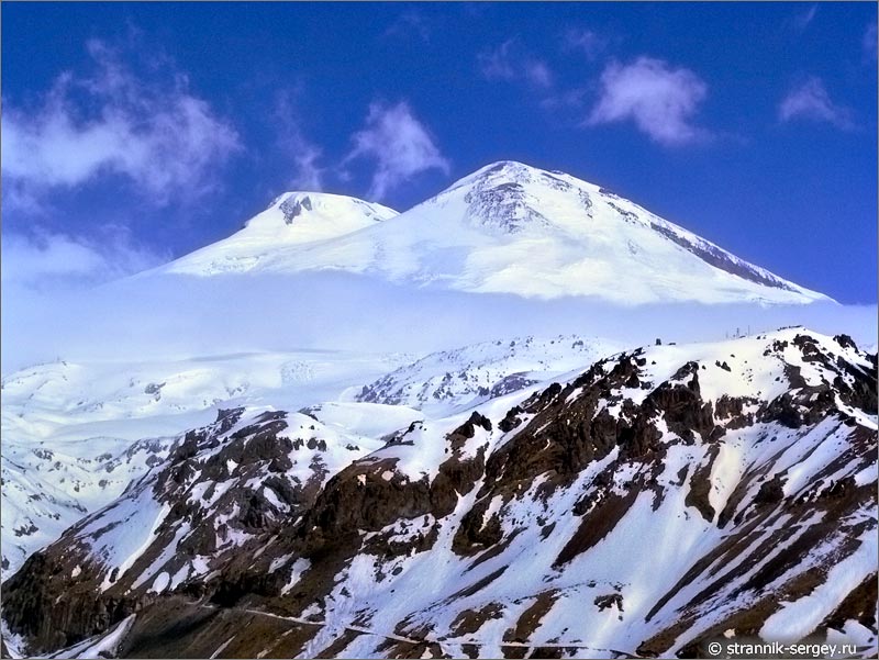 Эльбрус потухший вулкан две вершины облака