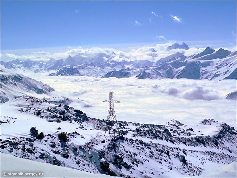 Гора Эльбрус выше облаков