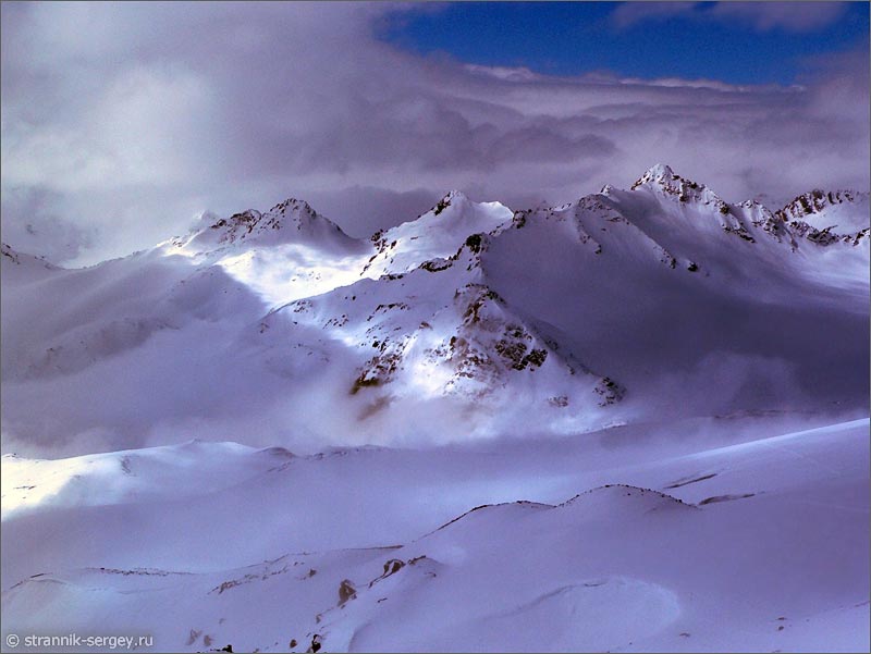 Гора Эльбрус. Облака, снега, ледники, пики